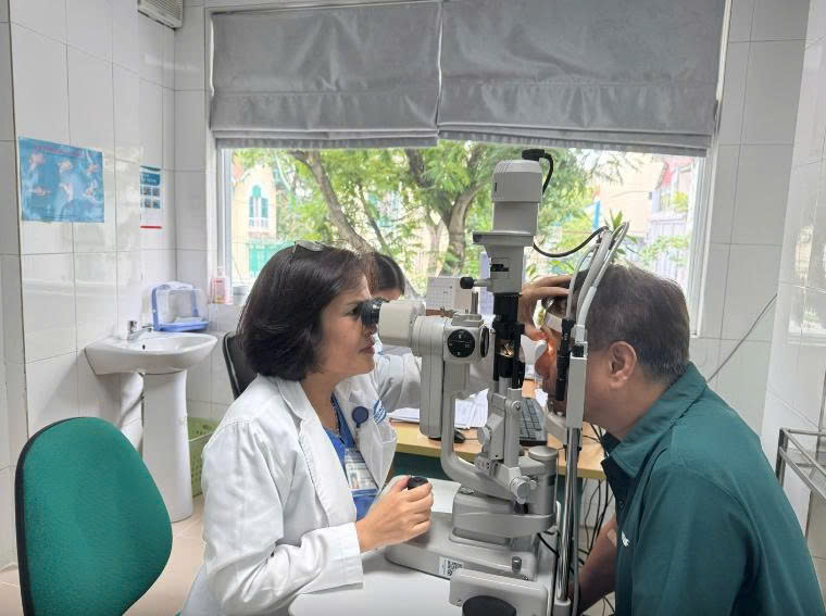 mo-mat-o-nguoi-cao-tuoi-khong-chi-la-lao-hoa-dung-chu-quan