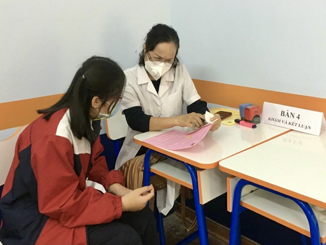 BSCK Phạm Thị Bích Mận- Trưởng phòng Truyền thông và hỗ trợ Cộng đồng, Hệ thống Bệnh viện Mắt Hitec trao đổi với học sinh Trường Tiểu học, THCS và THPT Thực nghiệm Khoa học giáo dục, TP Hà Nội sau khi khám mắt